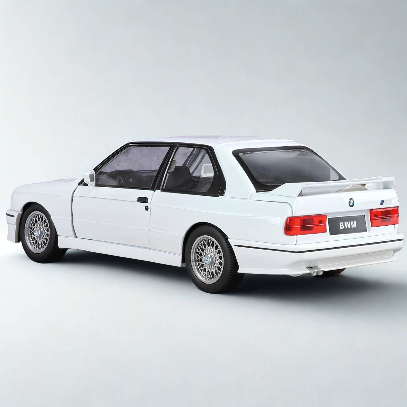 BMW M3 E30 Streetcar Edition 1:24