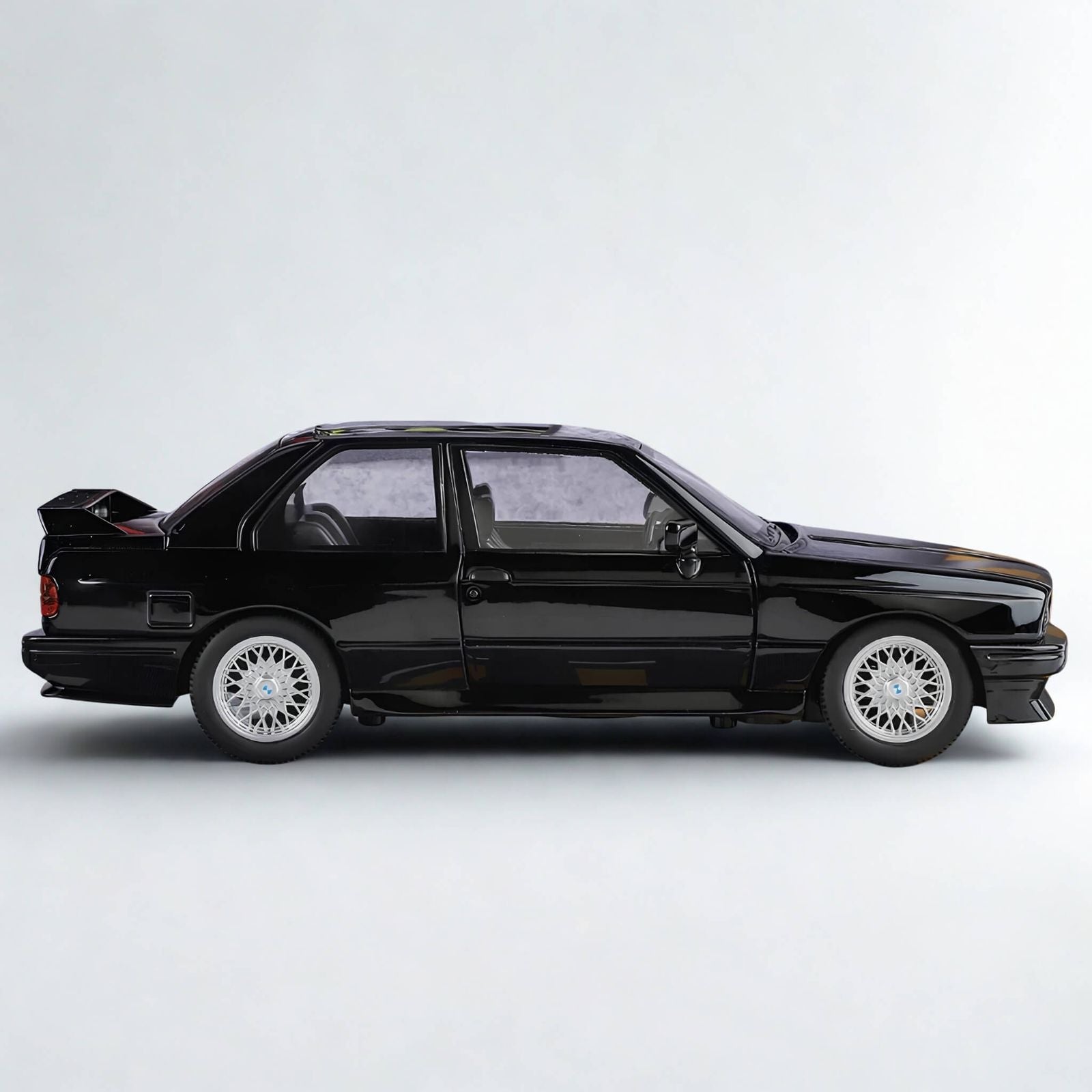 BMW M3 E30 Streetcar Edition 1:24